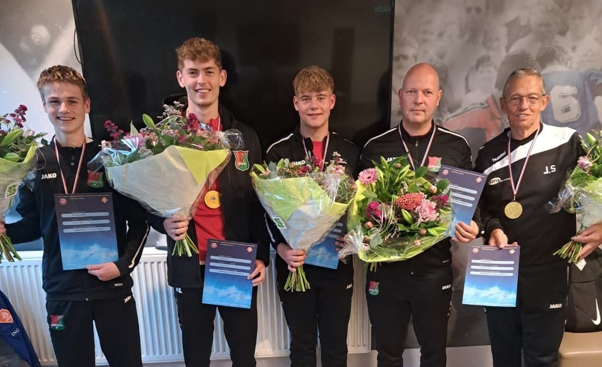 v.v. Zwaagwesteinde 5 gediplomeerde jeugdvoetbaltrainers rijker!
