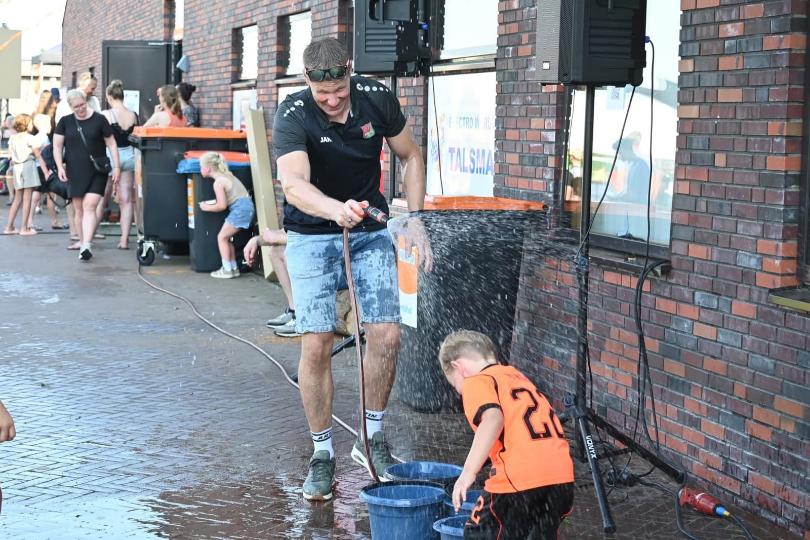 Ouders en vrijwilligers tijdens een zomeractiviteit op sportpark De Wieken