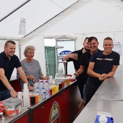 Vrijwilligers achter de bar