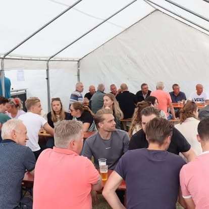 Napraten onder de tent