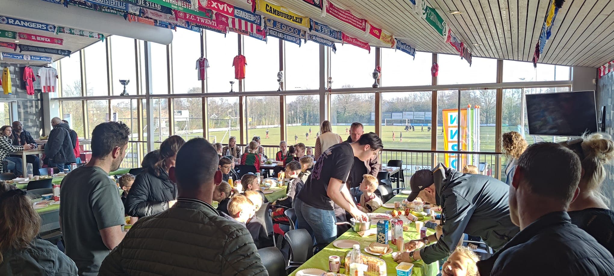 Paasontbijt met uitzicht op het veld